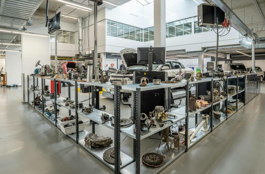 Read more about the article Car Parts Comparison: Aftermarket vs Manufacturer